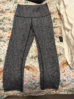 Black & White Patterned High-Waist Capri Leggings